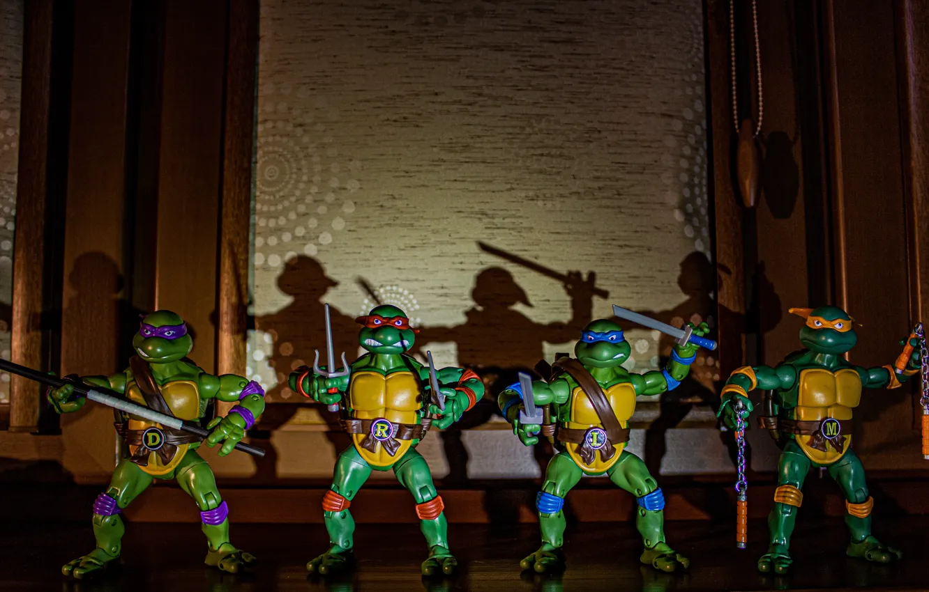 Фото обои игрушка, мультфильм, тень, фигурки, донателло, микеланджело, turtles, mutant ninja turtles