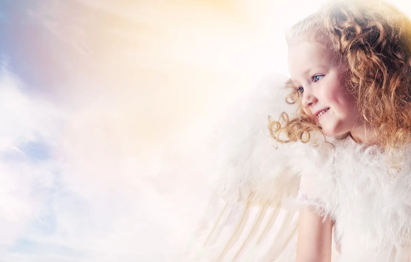 Фото обои небо, лучи, крылья, ангел, платье, девочка, кудри, ребёнок