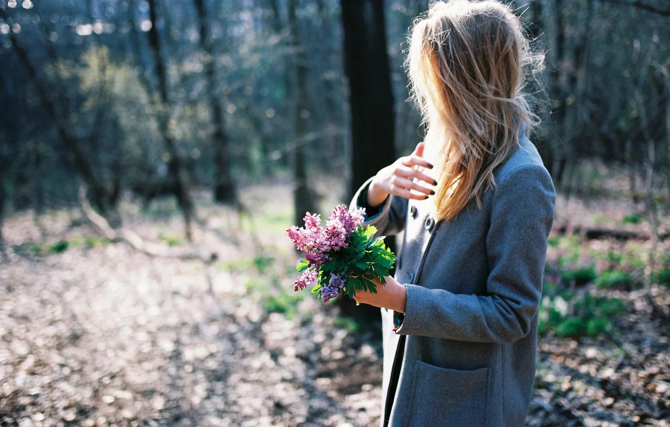 Фото обои девушка, цветы, блондинка, пальто