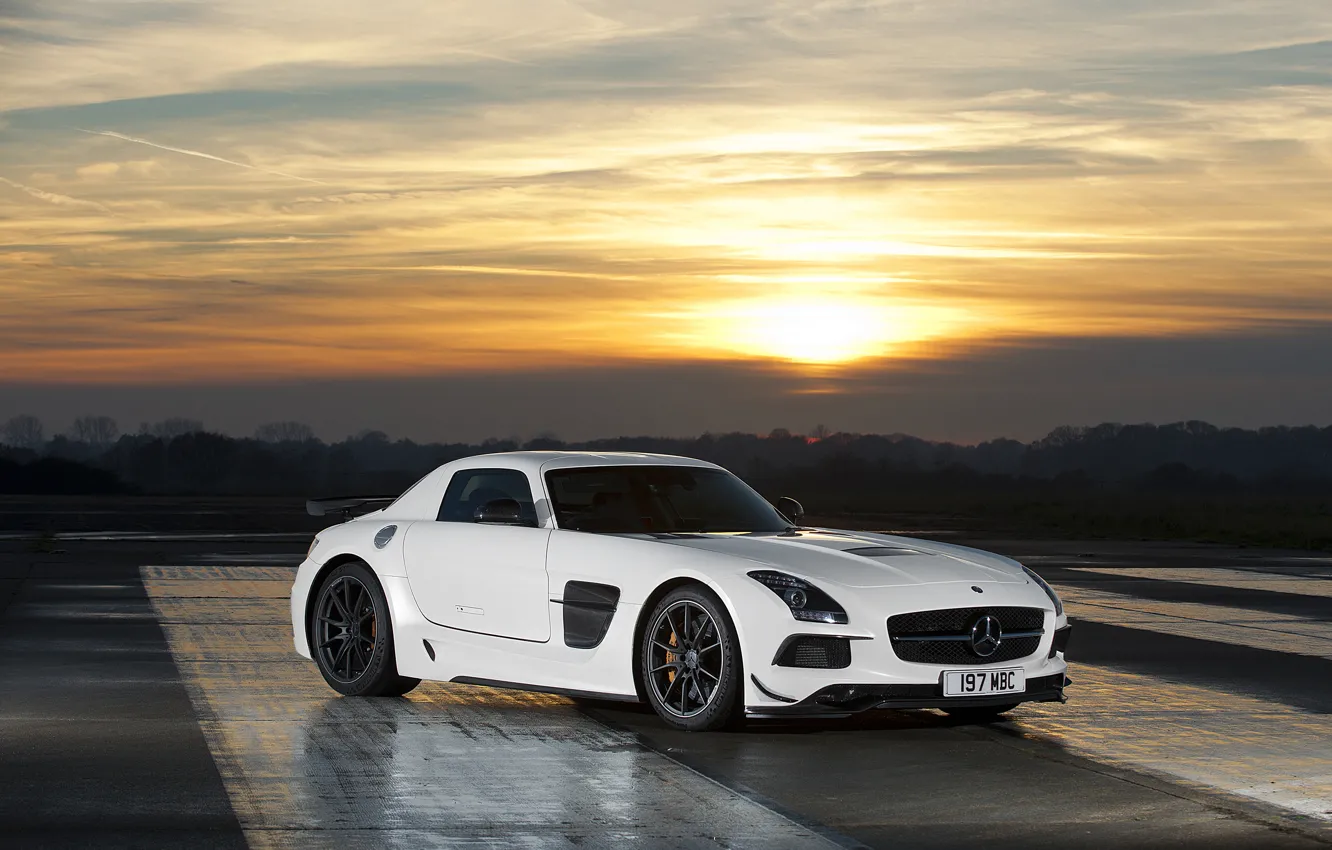 Mercedes Benz SLS девушка