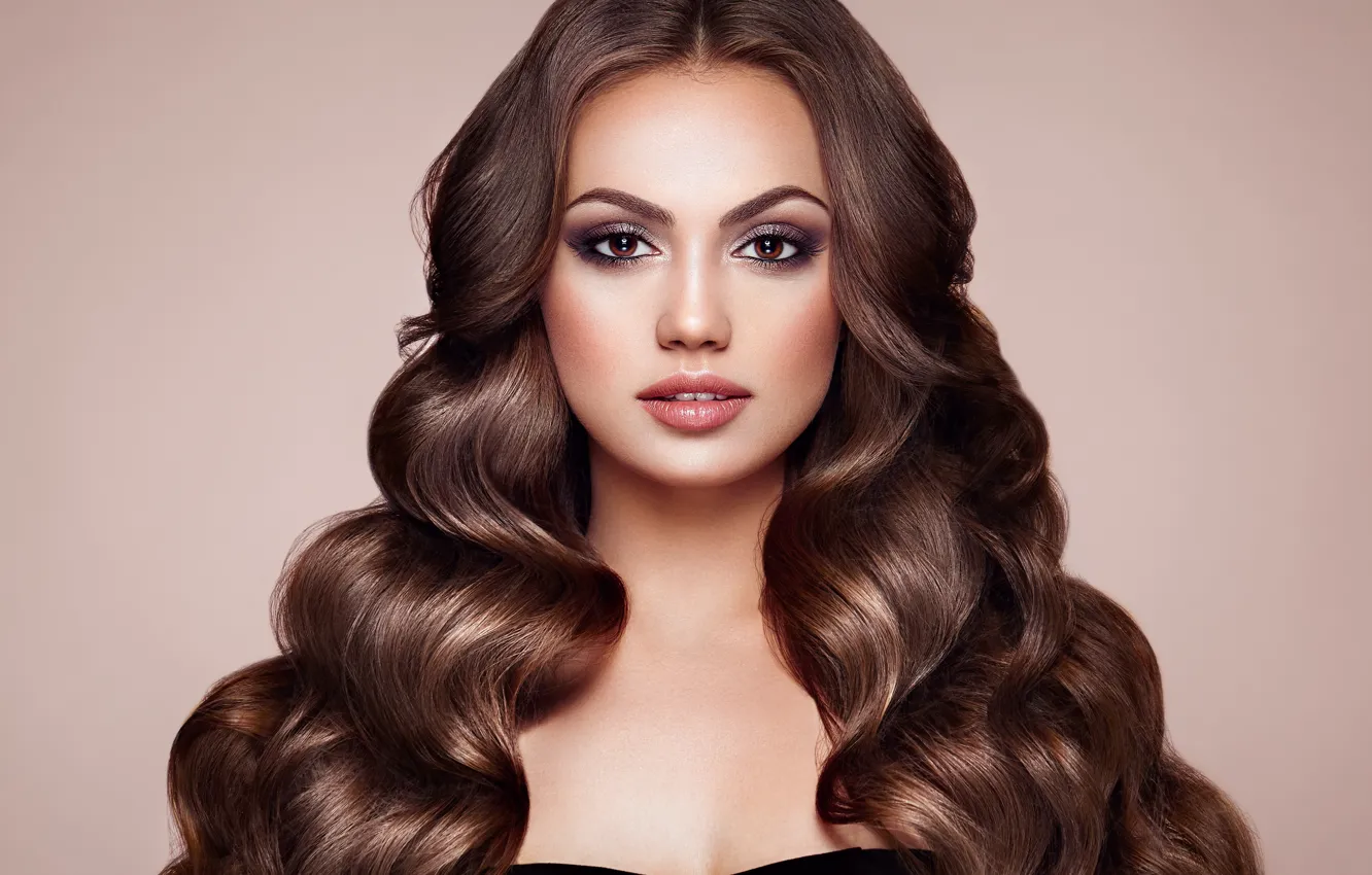 Фото обои взгляд, фон, портрет, макияж, прическа, шатенка, красотка, локоны