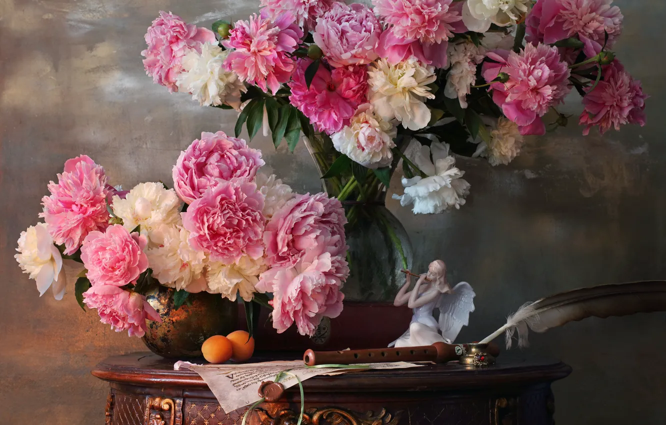 Фото обои цветы, перо, ваза, статуэтка, столик, дудка, пионы, абрикосы