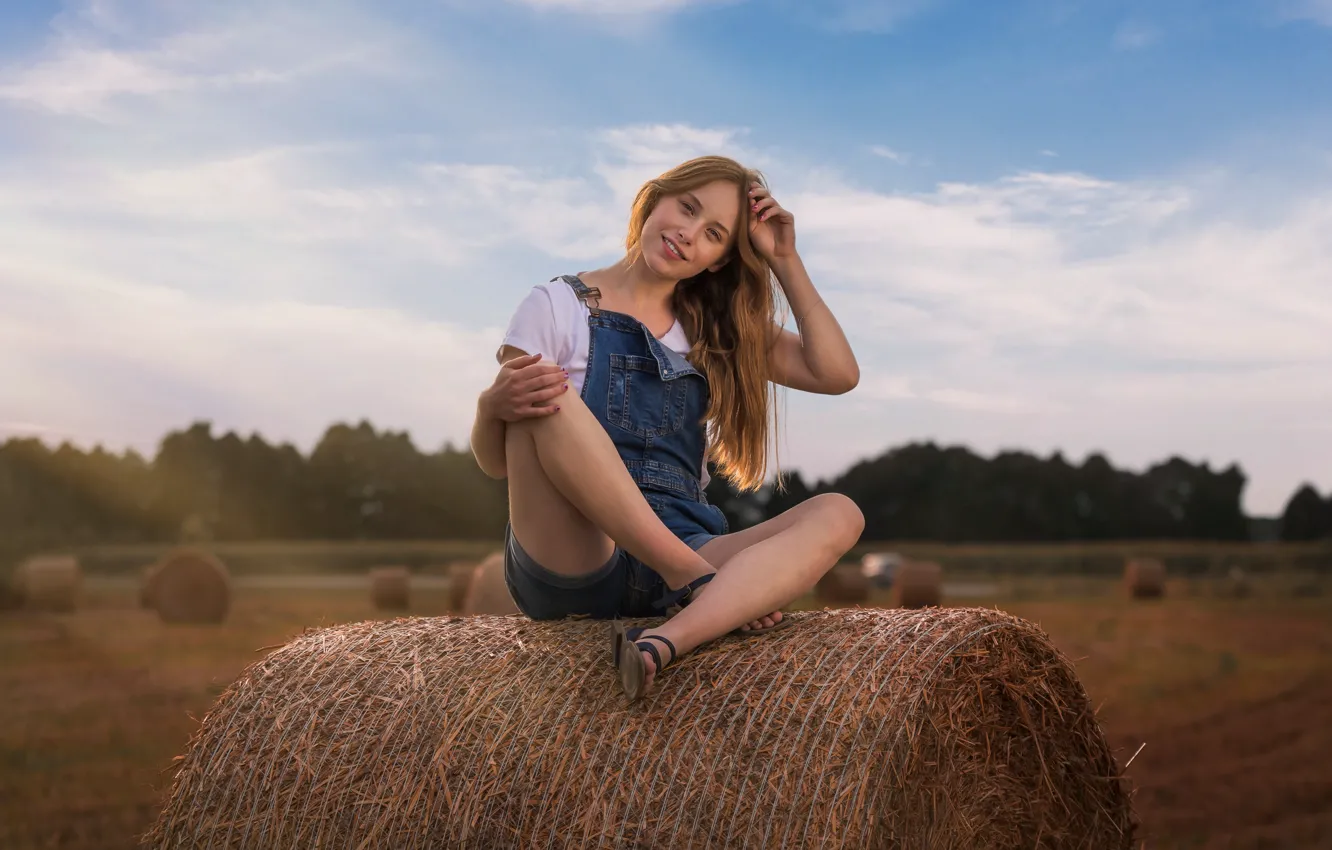 Фото обои девушка, поза, шорты, сено, шатенка, Maciej Werbliński