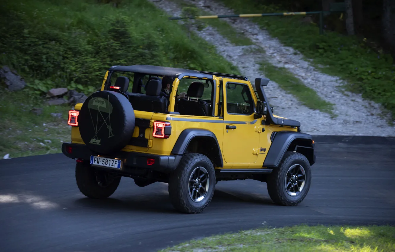 Фото обои асфальт, жёлтый, внедорожник, 4x4, Jeep, Mopar, 2019, Wrangler Rubicon 1941