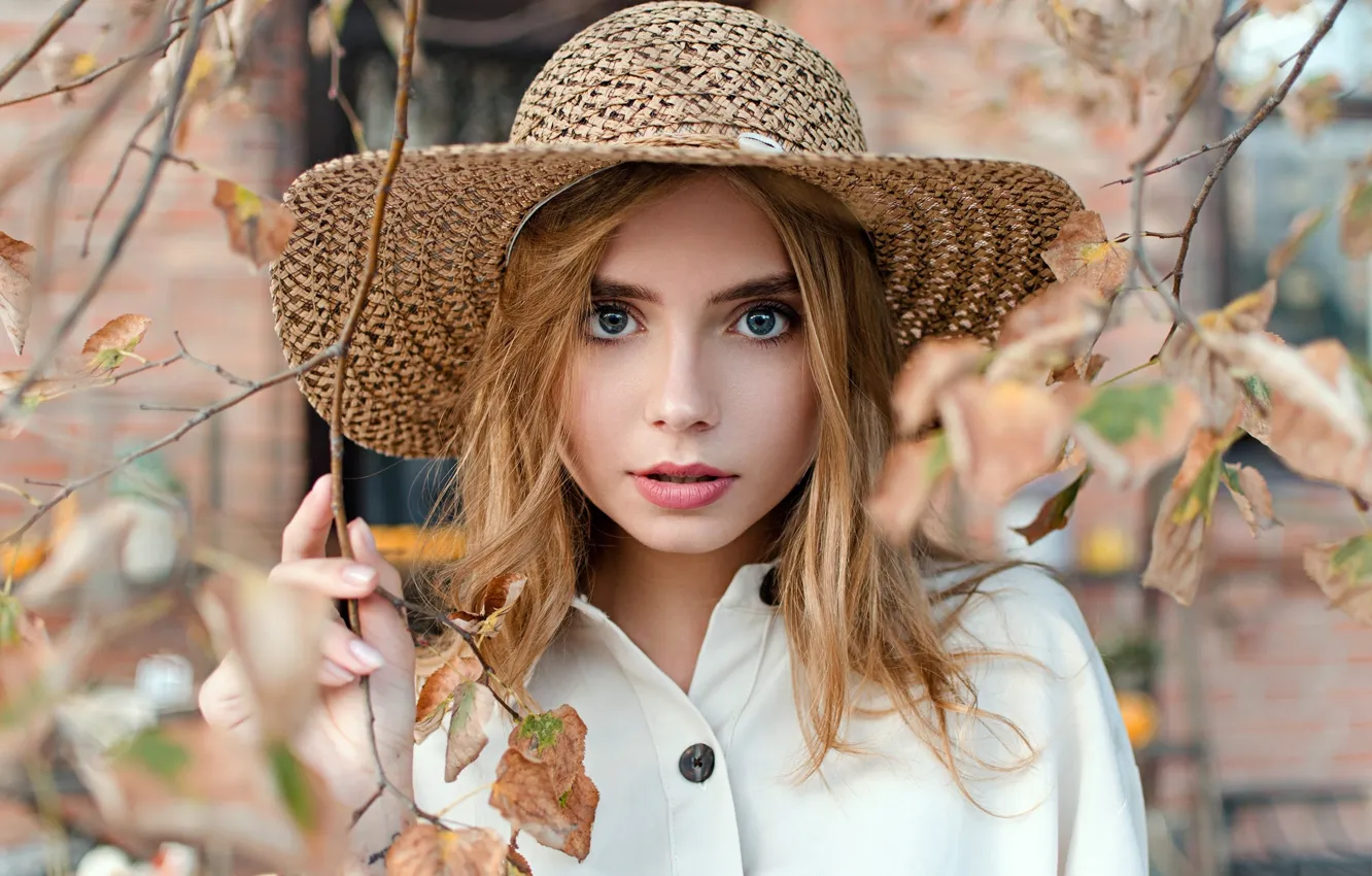 Фото обои осень, взгляд, листья, ветки, поза, модель, портрет, шляпа