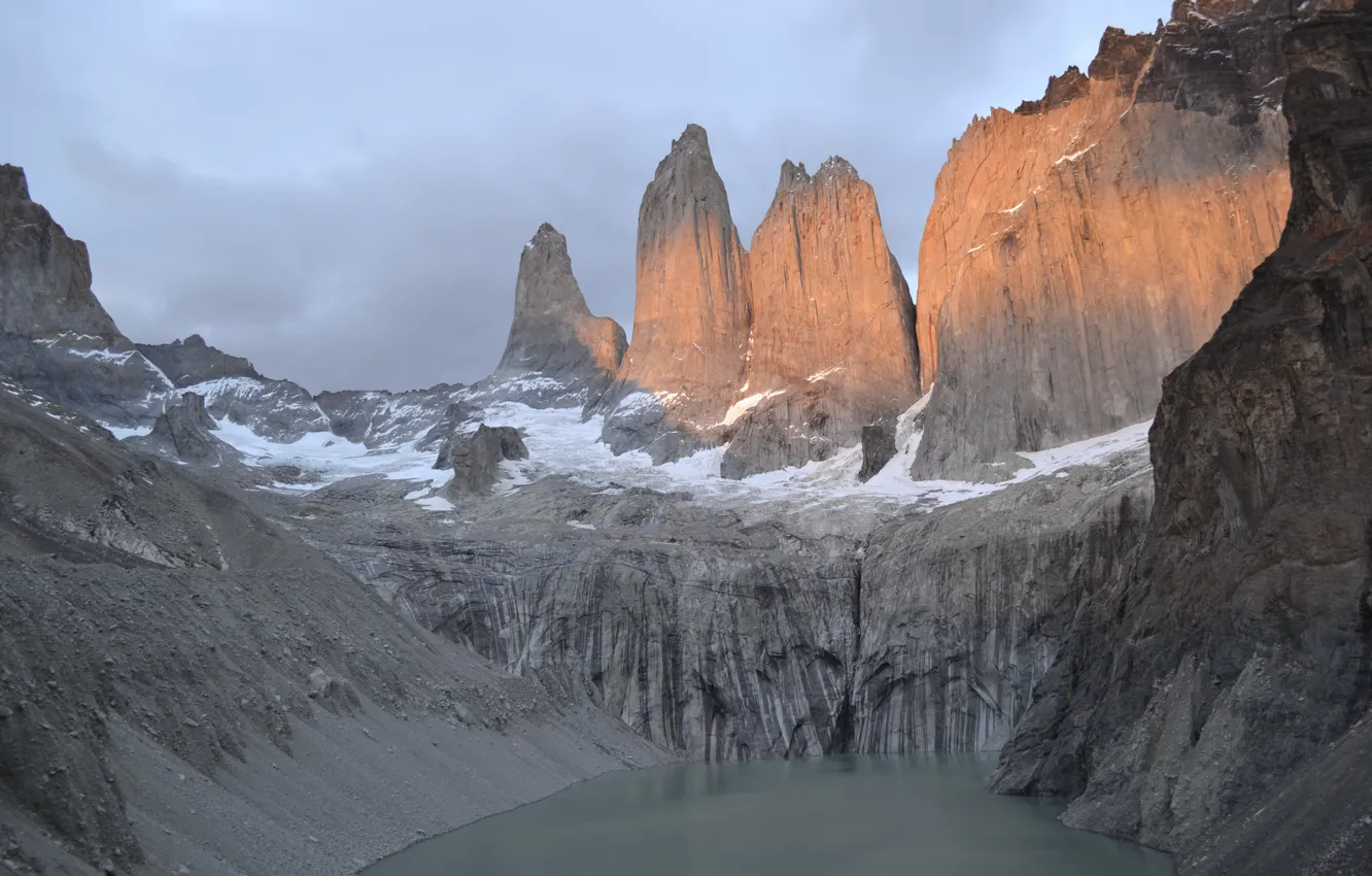 Фото обои небо, снег, горы, тучи, природа, озеро, скалы, Чили