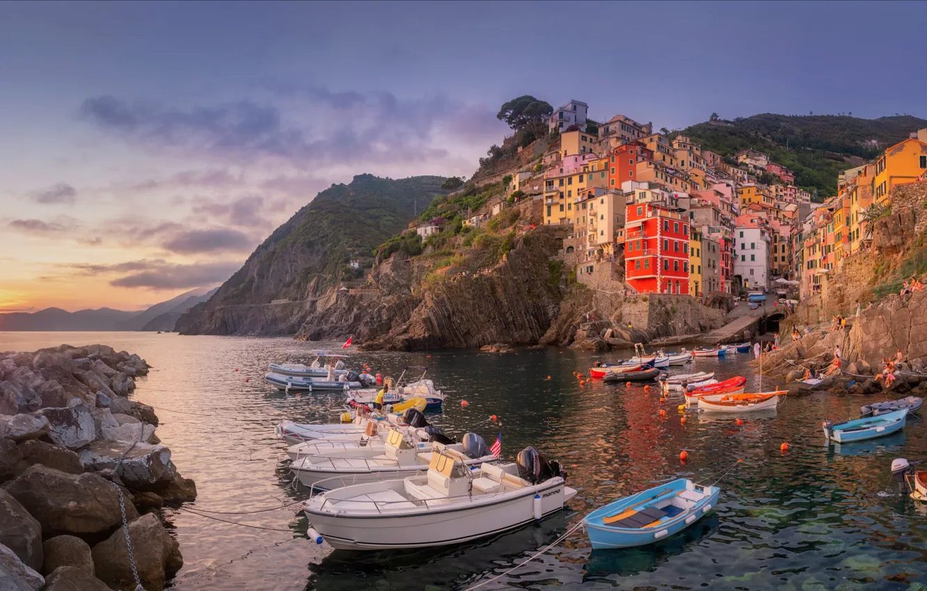 Фото обои море, закат, скалы, берег, дома, лодки, Италия, городок