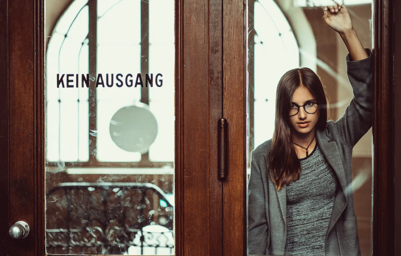 Фото обои стекло, девушка, рука, дверь, очки, Anna-Lena Uhlenhaut, Andreas-Joachim Lins