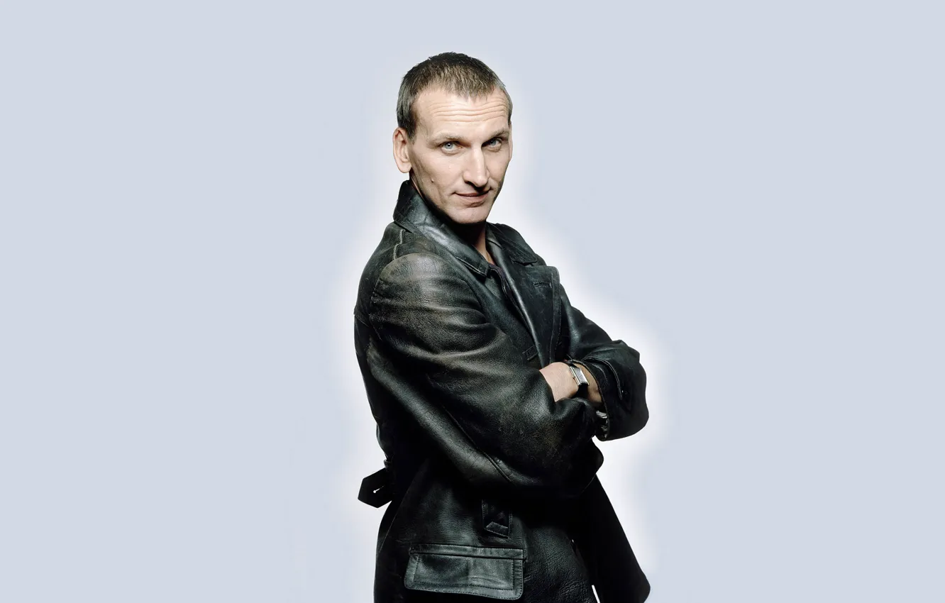 Фото обои улыбка, фон, актер, мужчина, Doctor Who, Доктор Кто, кожаная куртка, кожанка