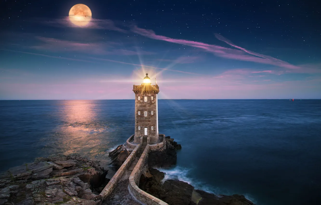 Фото обои море, лучи, свет, пейзаж, ночь, камни, скалы, луна