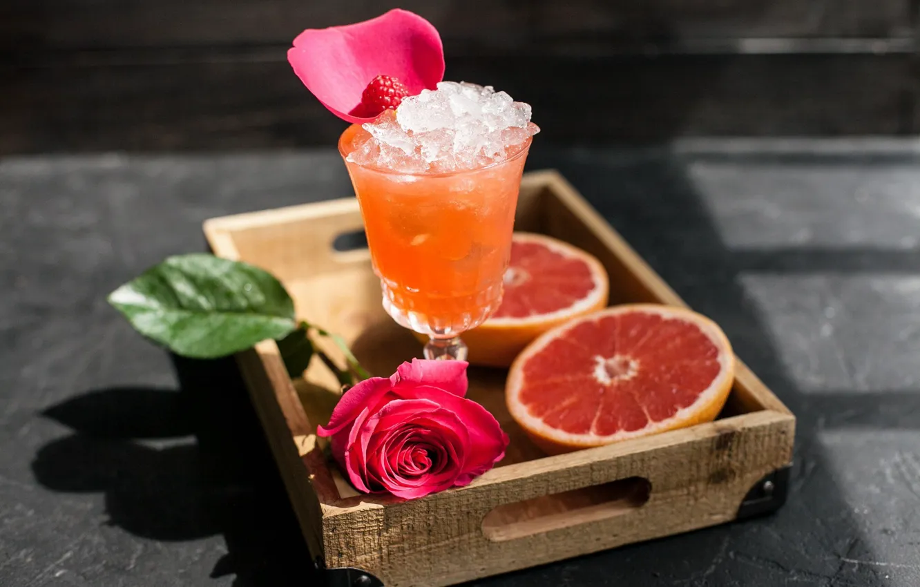 Фото обои бокал, роза, лёд, сок, цитрус, напиток, грейпфрут