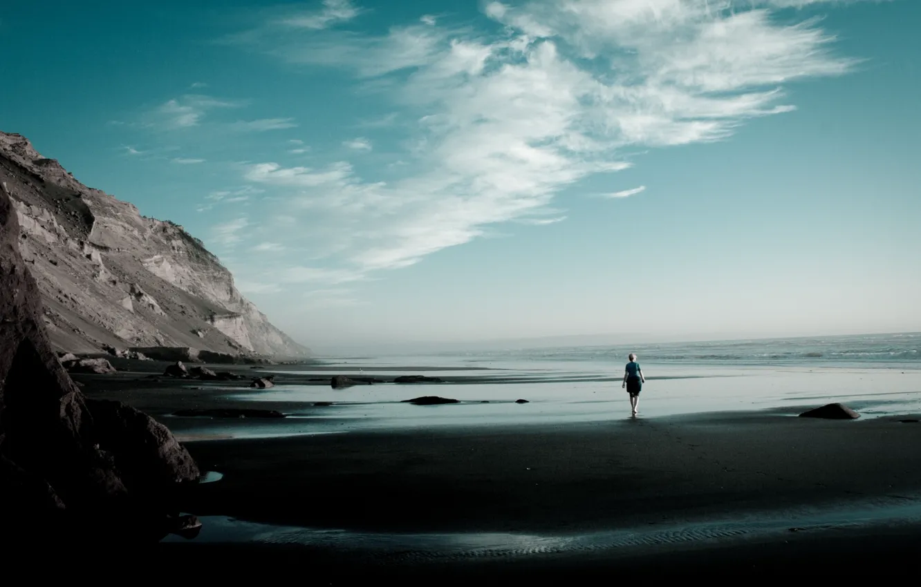 Фото обои песок, пляж, небо, девушка, облака, одиночество, настроение, океан