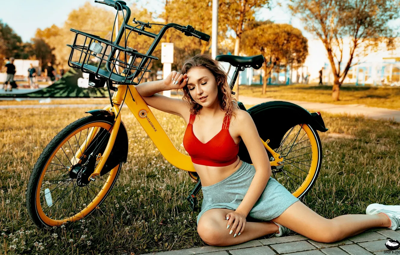 Фото обои велосипед, поза, газон, модель, юбка, портрет, макияж, фигура