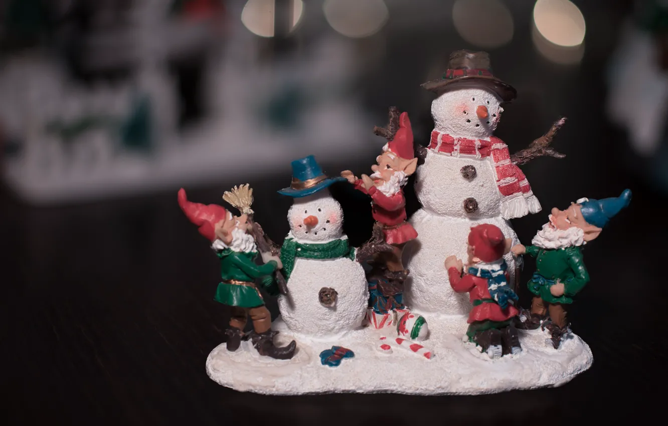 Фото обои зима, темный фон, стол, праздник, игрушки, Рождество, гномы, Новый год