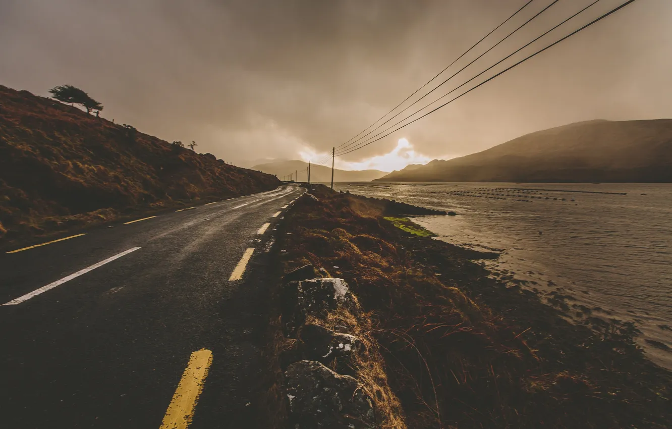 Фото обои дорога, облака, озеро, линии электропередачи, солнечный свет, дождливый