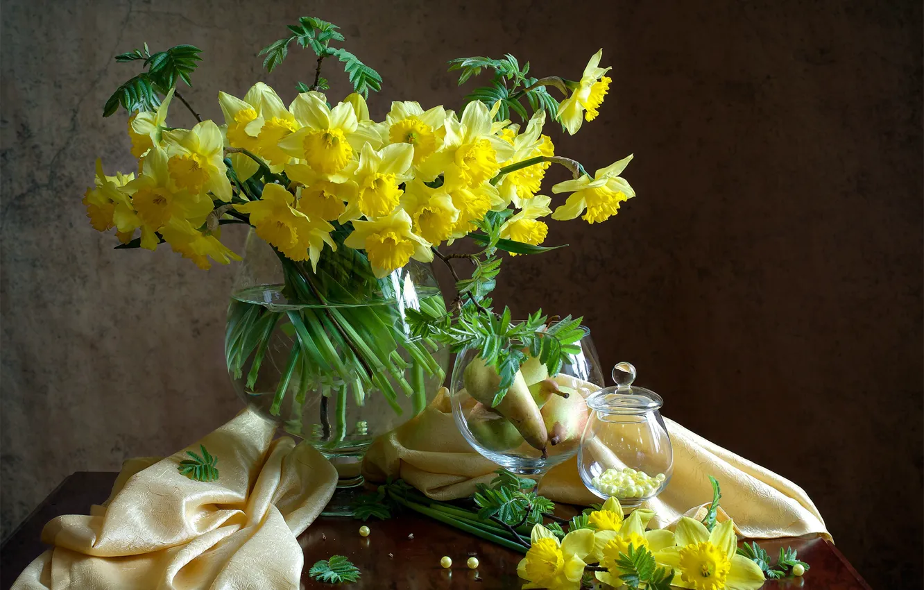 Фото обои цветы, бокал, ткань, натюрморт, груши, нарциссы, Мила Миронова