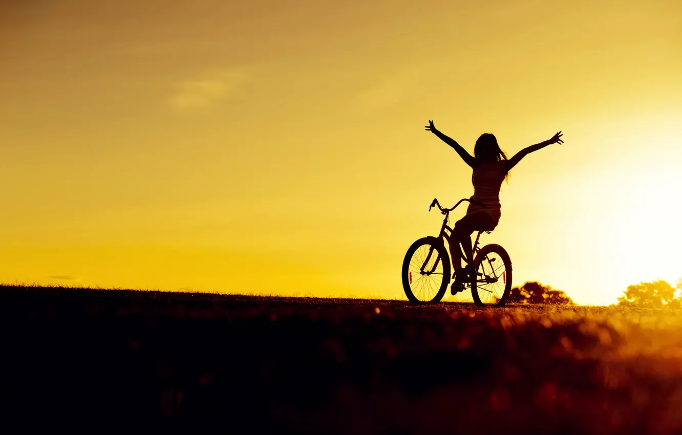 Фото обои девушка, свет, велосипед, настроение