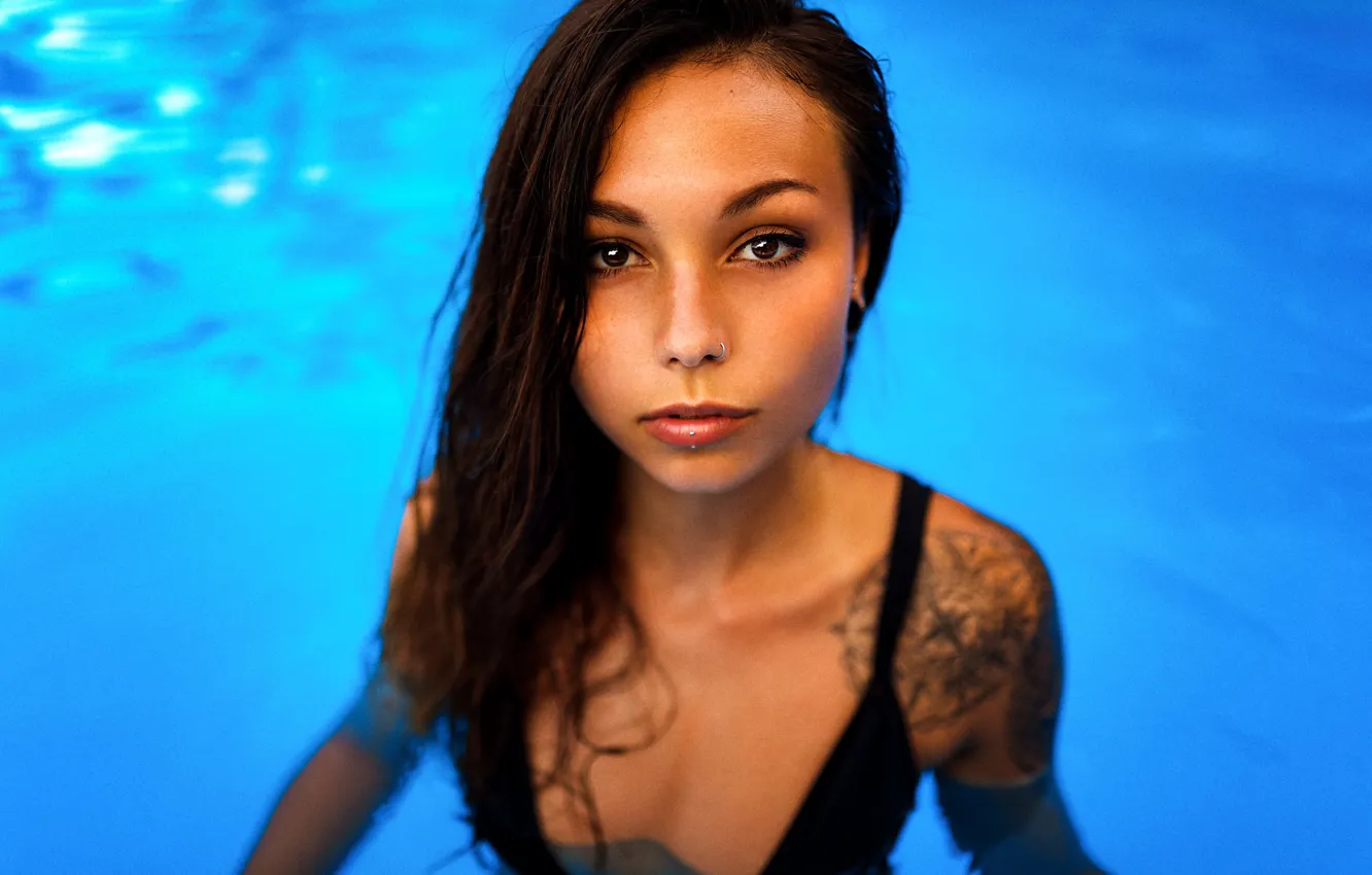 Фото обои купальник, взгляд, вода, лицо, секси, модель, портрет, бассейн