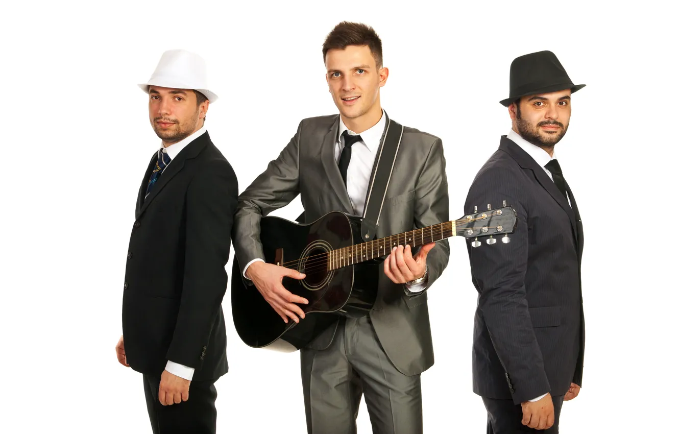 Фото обои гитара, белый фон, трио, трое, мужчины, шляпы, костюмы, галстуки