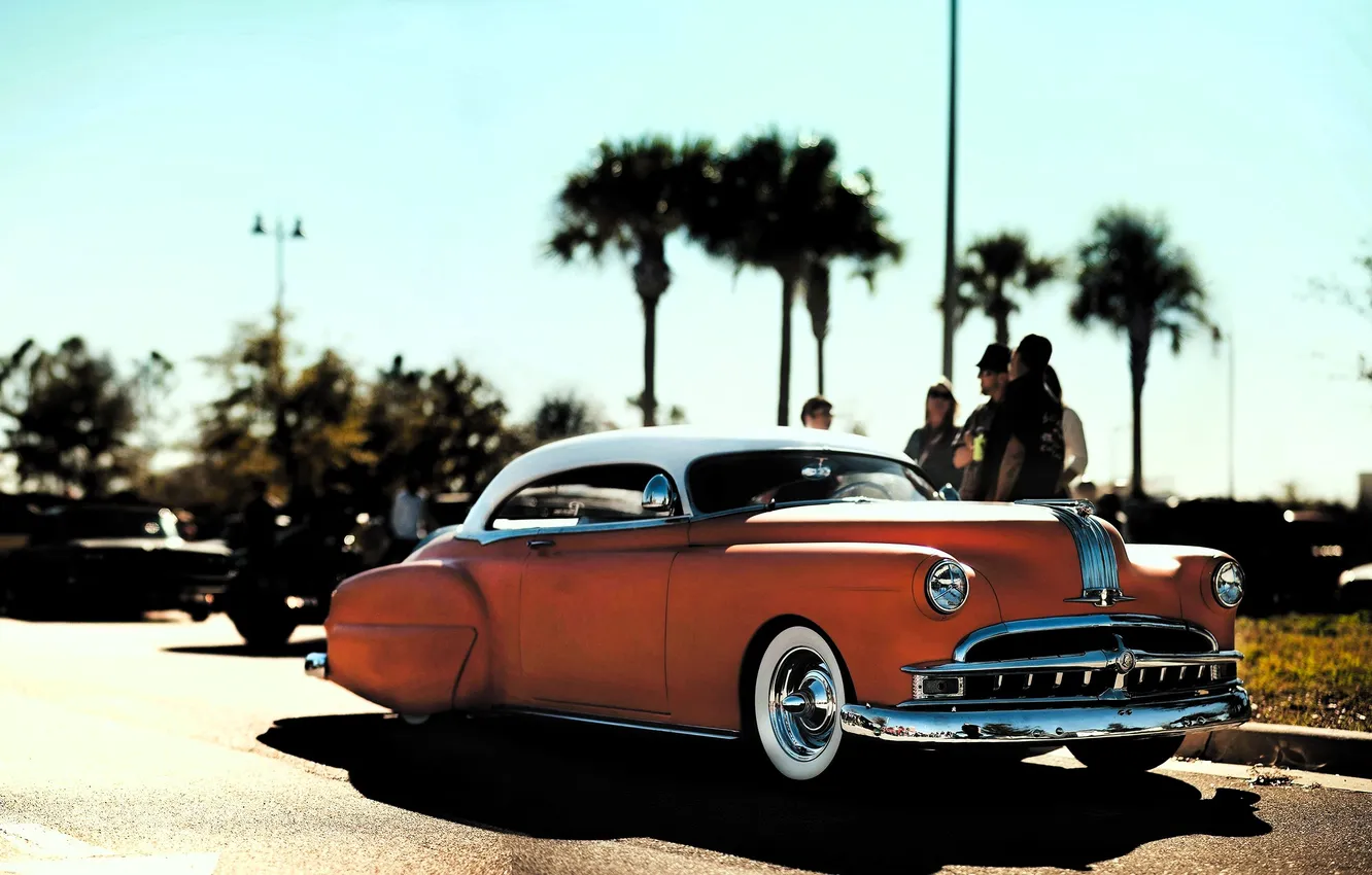 Фото обои деревья, красный, ретро, пальмы, люди, Pontiac, Pontiac Chieftain