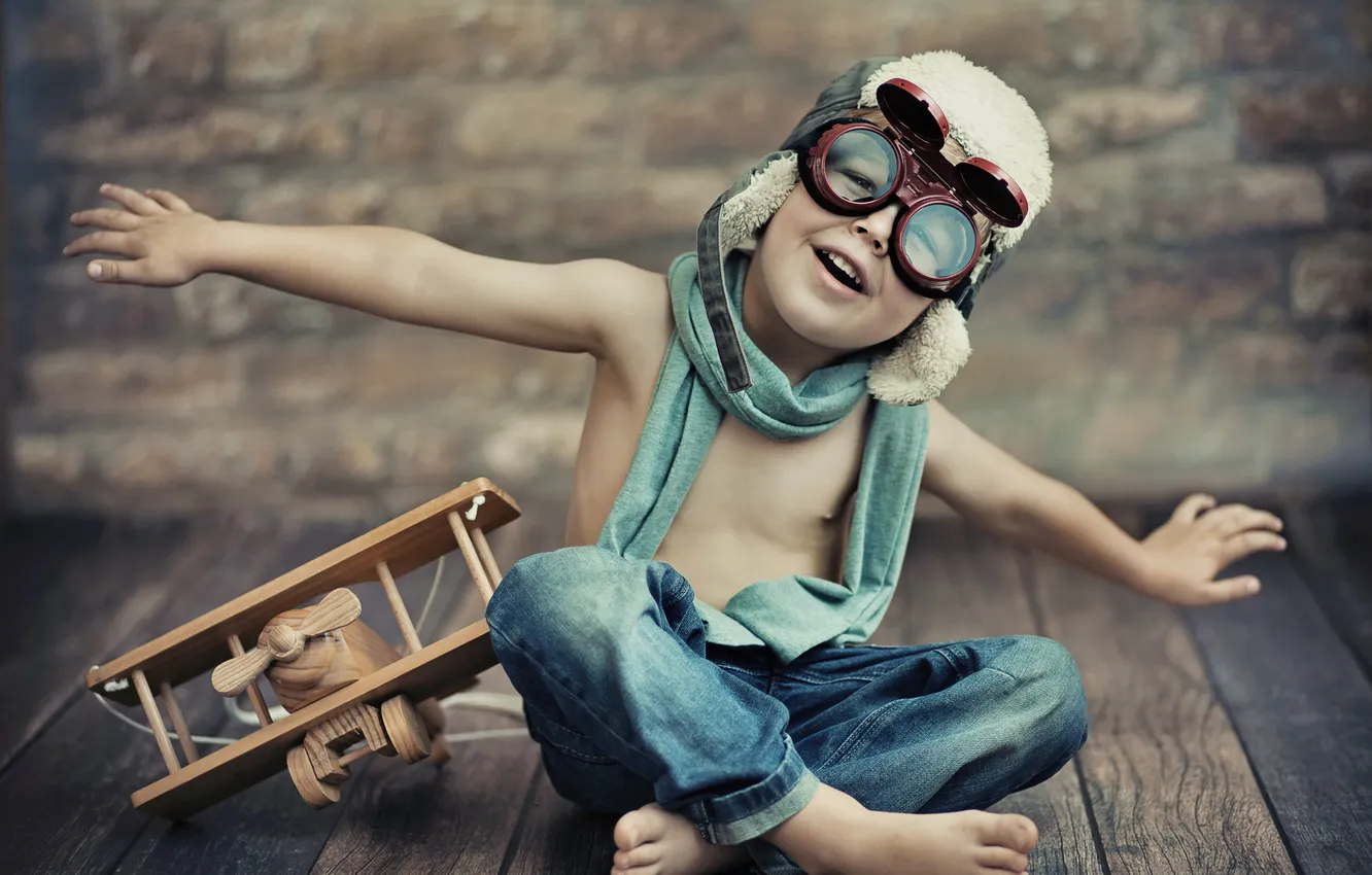 Фото обои игрушка, джинсы, мальчик, очки, аэроплан, шлем, самолёт
