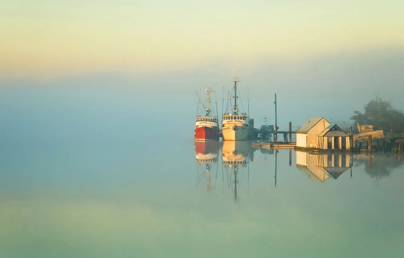 Фото обои море, небо, деревья, туман, озеро, отражение, корабль, утро