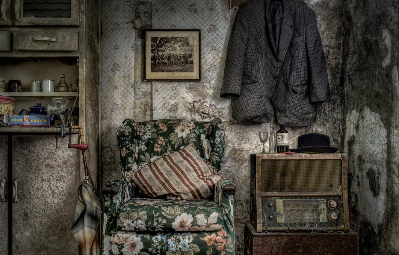 Фото обои старина, кресло, зонт, пиджак, радиоприёмник, мясорубка