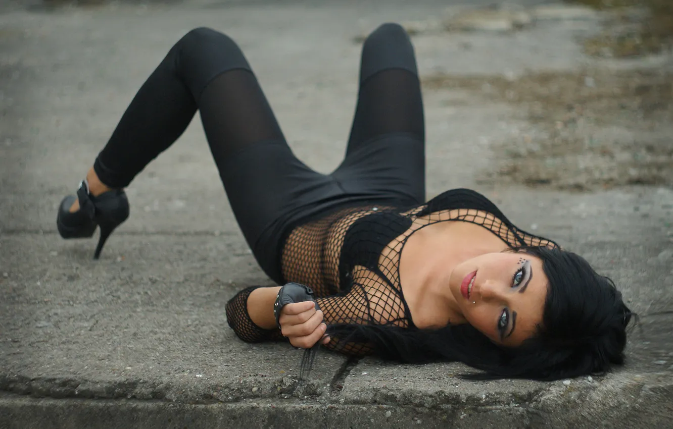 Фото обои brunette, lying, glance, relaxing, spandex