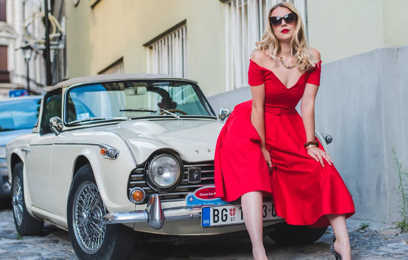Фото обои машина, авто, девушка, поза, очки, блондинка, декольте, красное платье