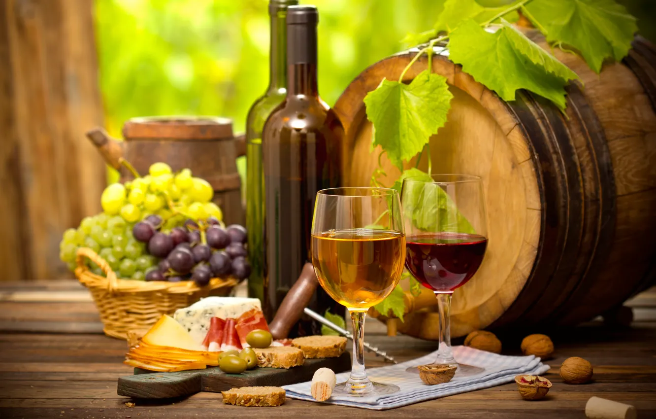 Фото обои вино, бокал, сыр, хлеб, виноград, орехи, колбаса