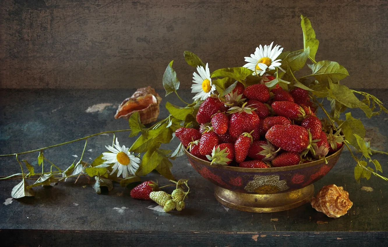 Фото обои ягоды, корзина, ромашки, текстура, клубника, ракушки
