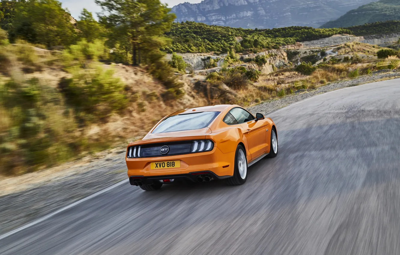 Фото обои дорога, оранжевый, Ford, вид сзади, 2018, фастбэк, Mustang GT 5.0