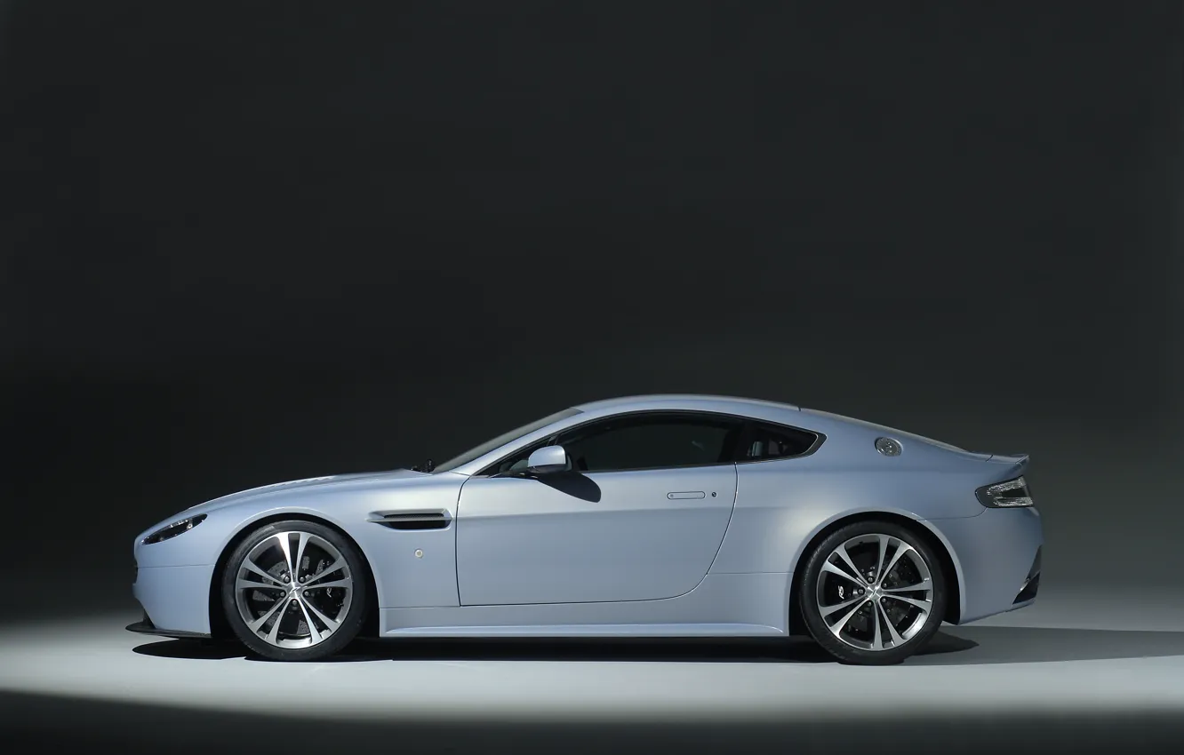 Фото обои Aston Martin, Машина, Фон, Фары, Диски, V12, Колёса, Sport Car