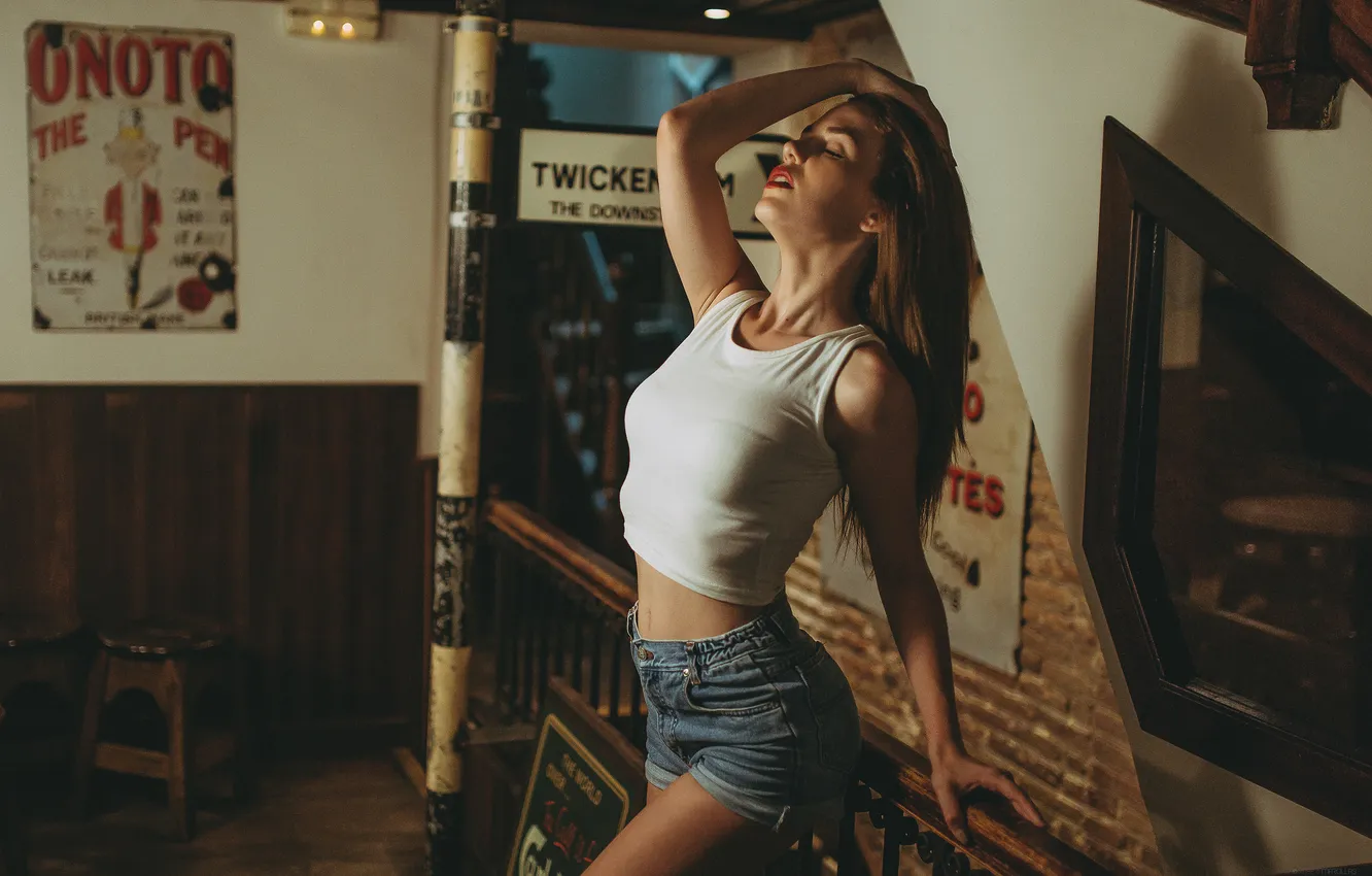 Фото обои девушка, поза, шорты, майка
