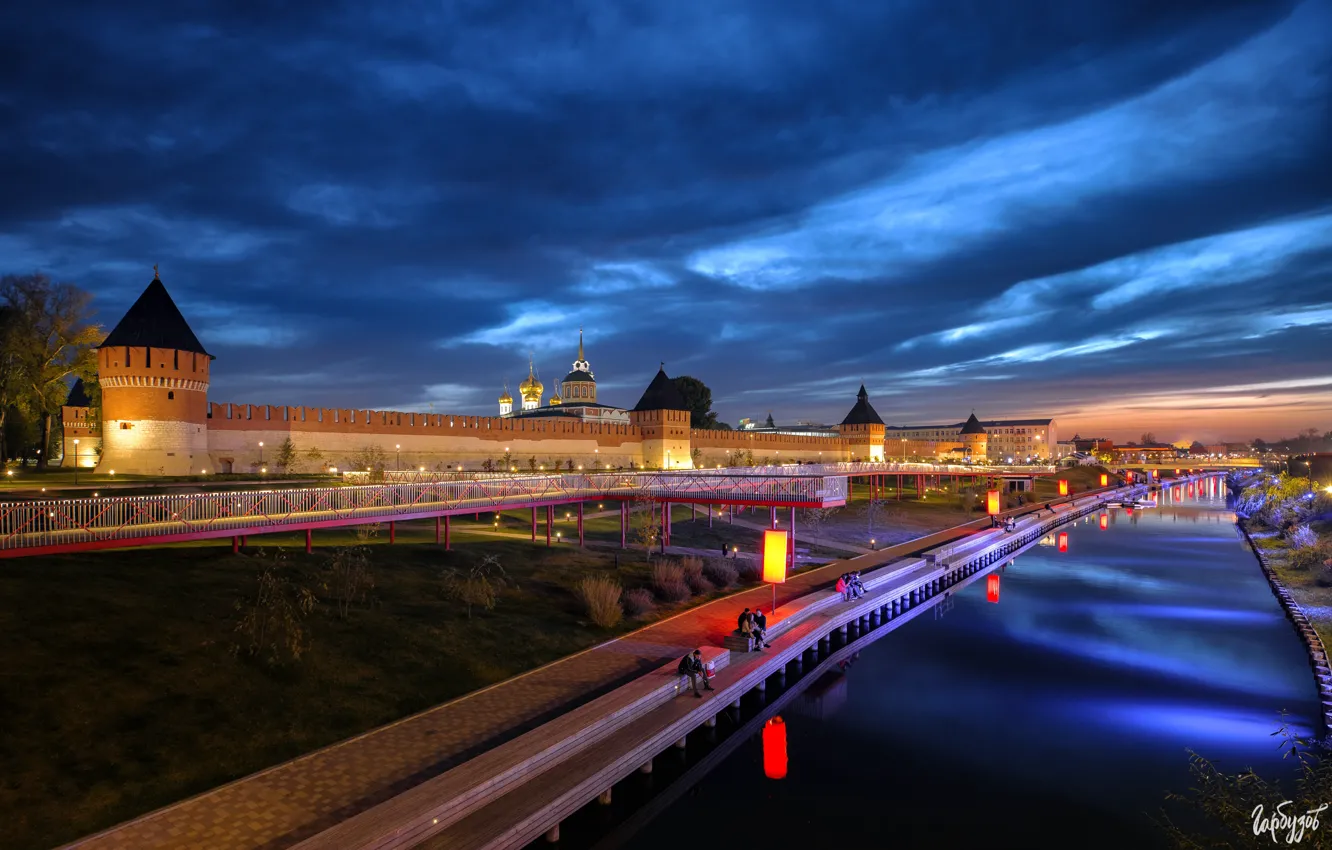 Фото обои тучи, город, стена, вечер, освещение, канал, башни, Кремль