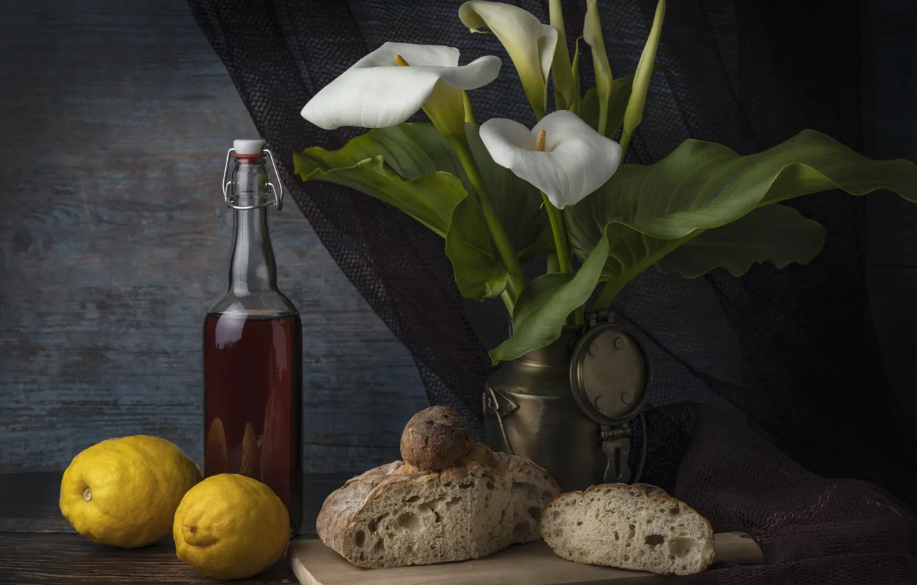 Фото обои листья, цветы, стол, бутылка, букет, хлеб, ткань, натюрморт