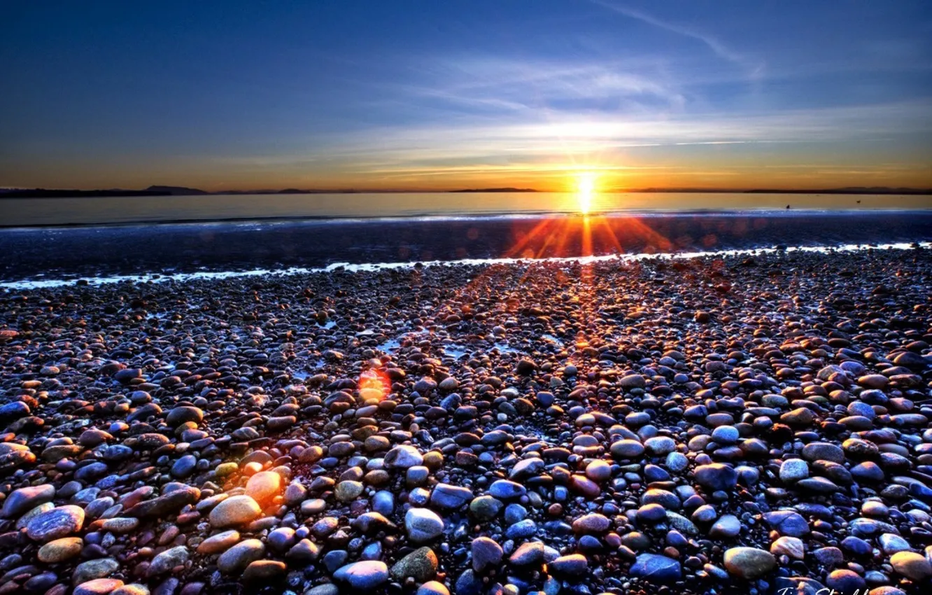 Фото обои море, солнце, лучи, камни, фото, берег, горизонт