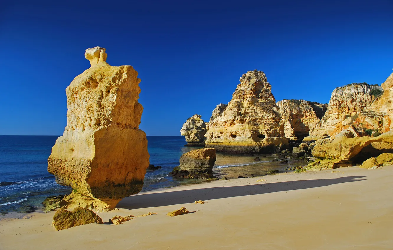 Фото обои песок, море, скалы, солнечно, глыбы