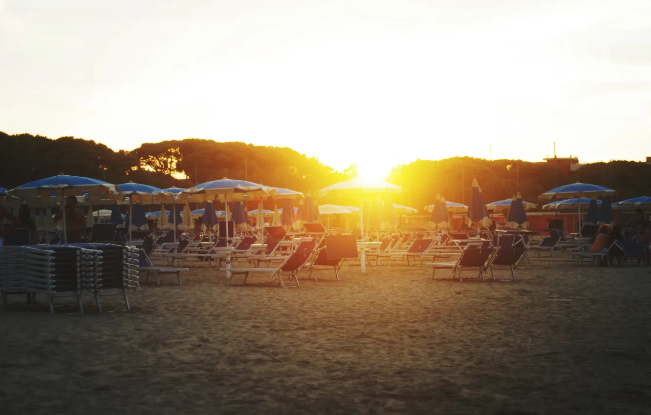 Фото обои песок, пляж, лето, закат, шезлонг, зонтики