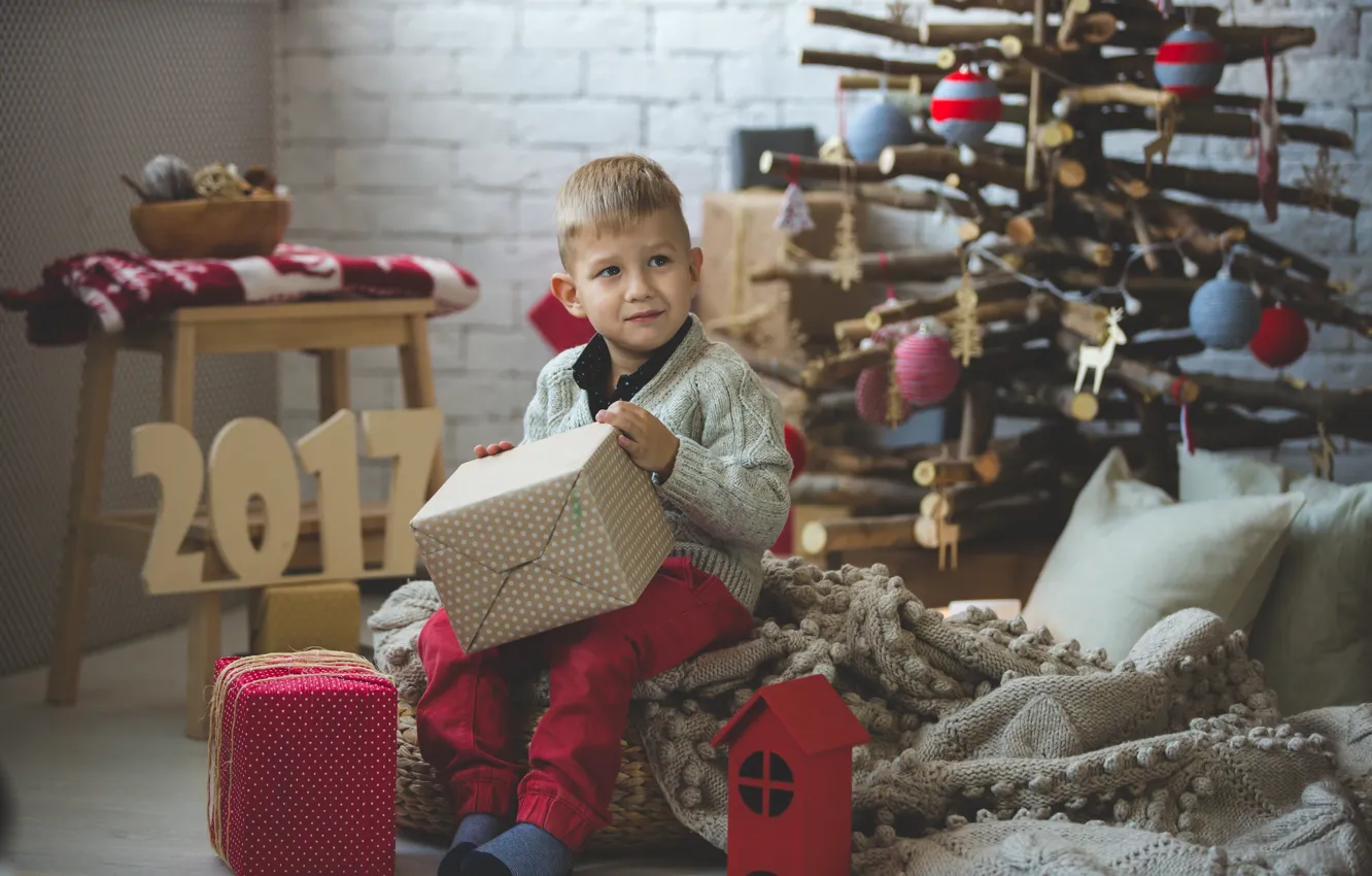 Фото обои елка, ребенок, мальчик, подарки, Новый год, Christmas, boy, New Year