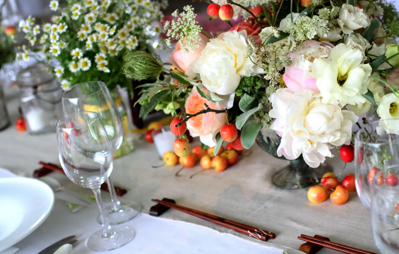 Фото обои цветы, стол, бокал, ромашки, букет, ваза, черешня, китайские палочки