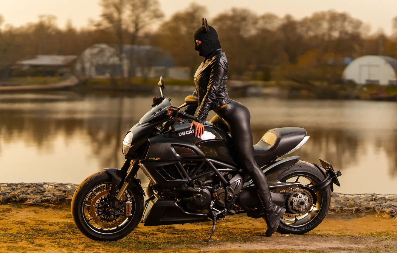 Фото обои вода, девушка, поза, шапка, куртка, мотоцикл, Ducati, ушки