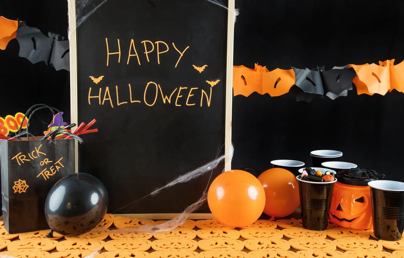 Фото обои праздник, пауки, шар, свечи, тыква, стаканы, гирлянда, хэллоуин