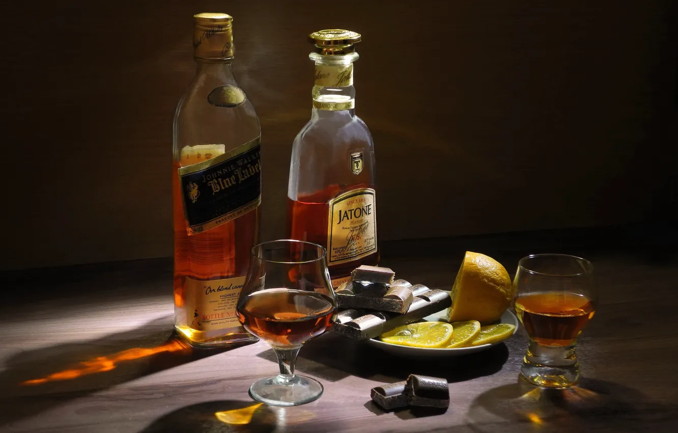 Фото обои лимон, шоколад, бокалы, бутылки, натюрморт, коньяк, виски, выпивка