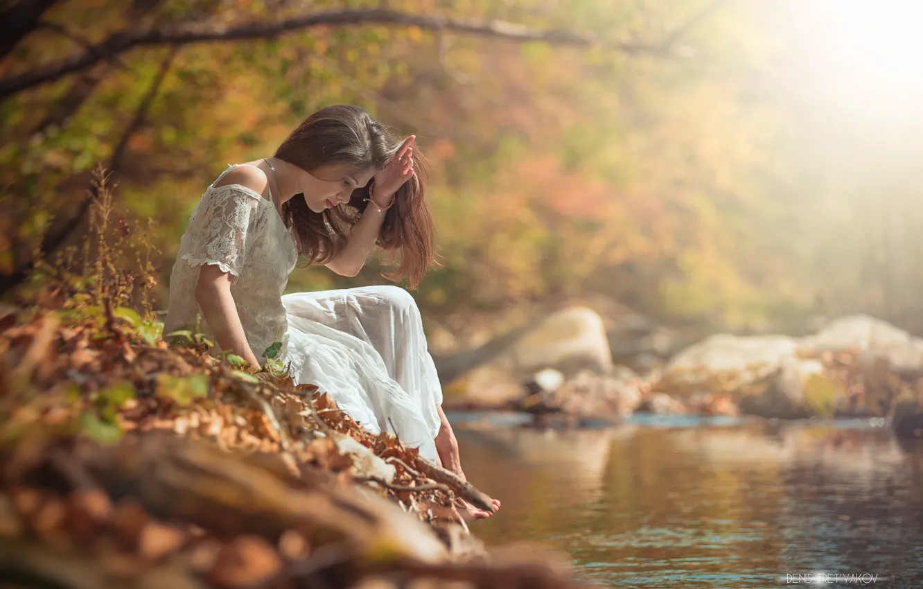 Фото обои осень, природа, настроение, платье, шатенка, речка, сидит, в белом
