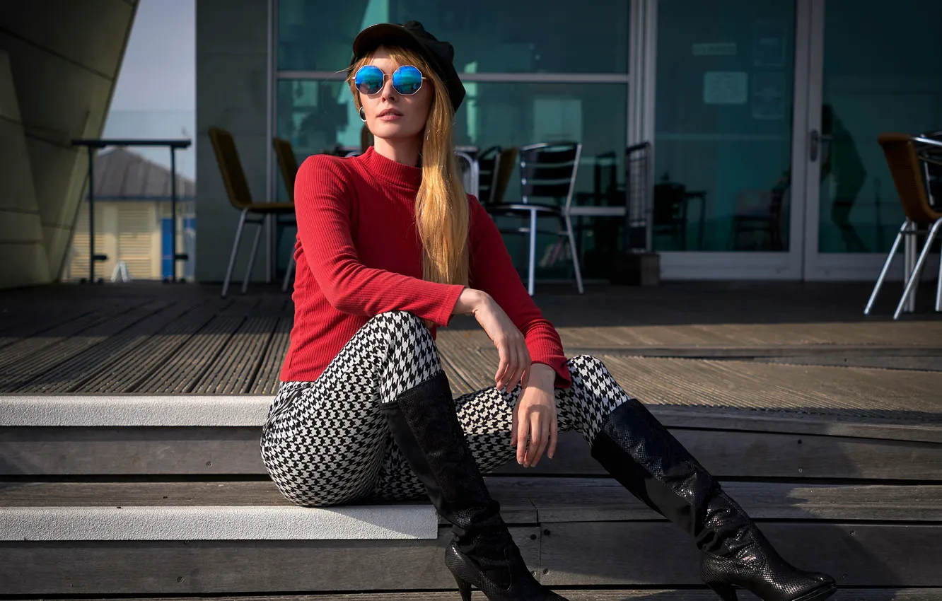 Фото обои девушка, солнце, красный, поза, модель, вид, сапоги, очки