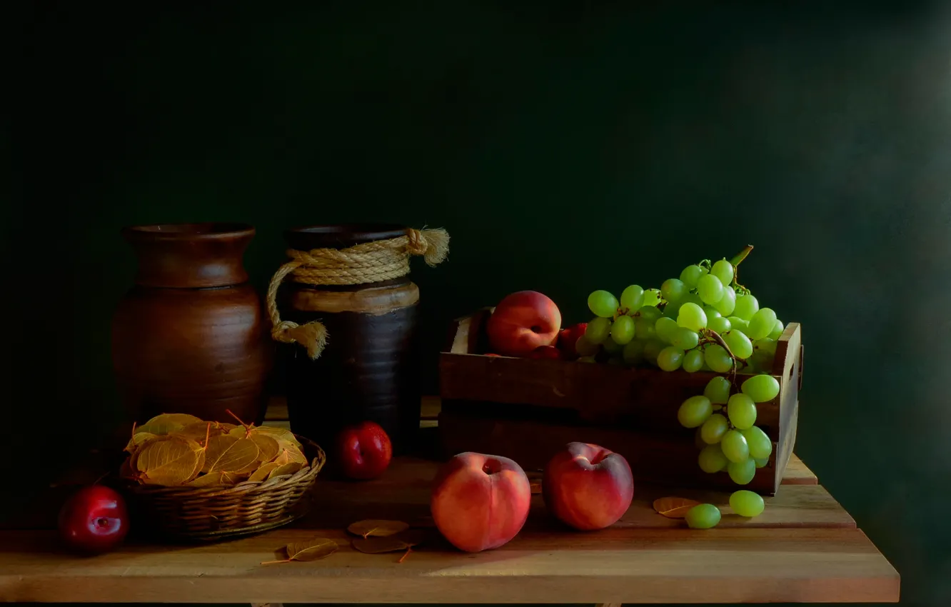 Фото обои стол, виноград, кувшин, натюрморт, персики
