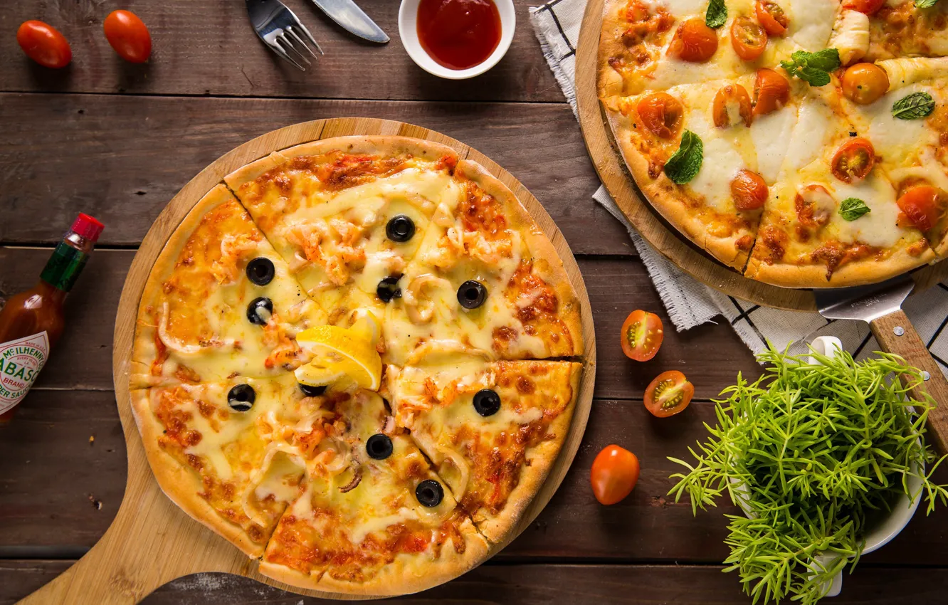 Фото обои зелень, сыр, пицца, помидор, оливки, соус