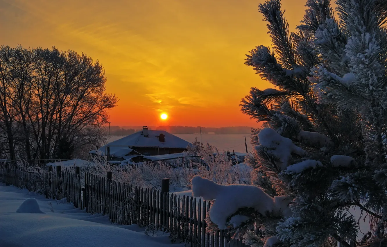 Фото обои зима, солнце, снег, деревья, закат, дом, забор