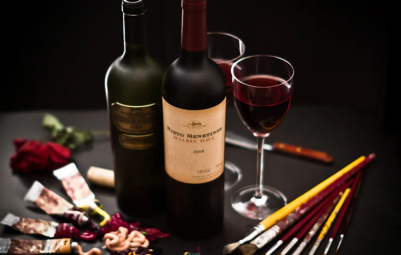 Фото обои вино, красное, краска, бокалы, бутылки, палитра, кисти, тюбики